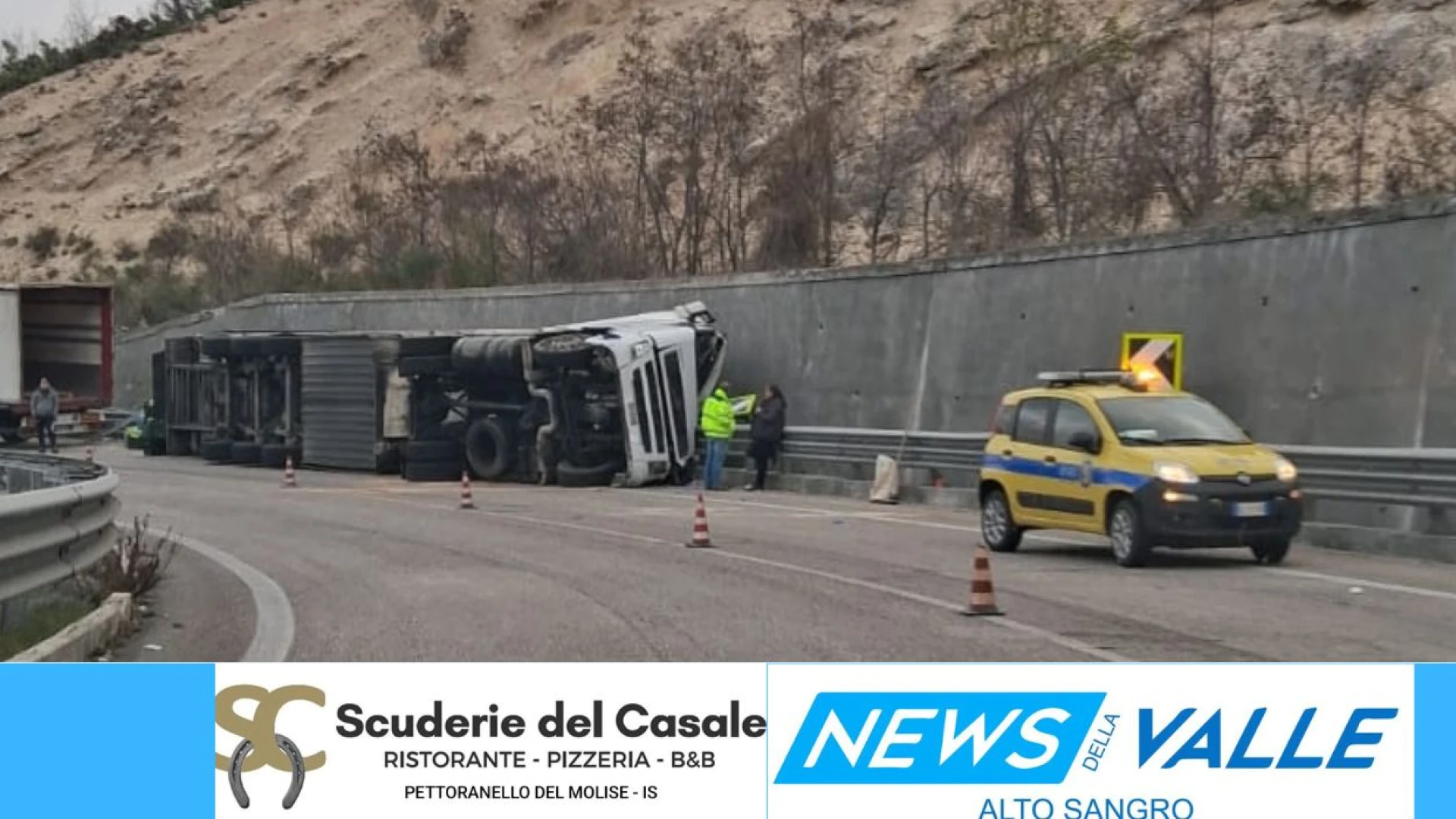 Statale 17: tir carico di frutta si ribalta nella notte nei pressi di Rocca Pia. Questa mattina il "trasloco" della merce su altro mezzo pesante. Uomini dell'Anas in azione.